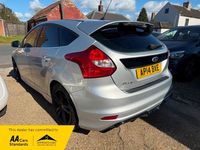 Usado Ford Focus Zetec 114 HP (83 kW) 2014 Prateado Citadino
