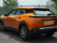 Gebraucht Peugeot e-2008 Active Premium 100 kW (136 PS) 2022 Orange SUV