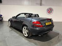 Usado Mercedes SLK200 184 HP (135 kW) 2010 Cinzento Cabrios