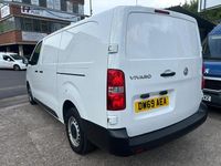 Second-hand Vauxhall Vivaro Edition 100 CP (73 kW) 2020 Alb Monovolum