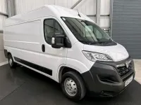 Begagnad Vauxhall Movano 140 HK (102 kW) 2023 Vit