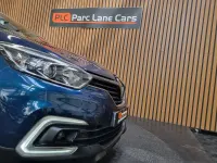 Used Renault Captur Dynamique 90 HP (66 kW) 2017 Blue/cream SUV
