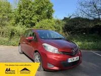Begagnad Toyota Yaris 99 HK (72 kW) 2014 Röd Halvkombi