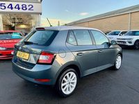 Usado Skoda Fabia Colour Edition 75 HP (55 kW) 2019 Cinzento Citadino