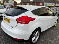 Begagnad Ford Focus Zetec 2015 Vit Halvkombi
