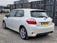 Used Toyota Auris Hybrid 136 HP (100 kW) 2011 White Hatchback