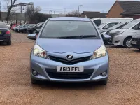 Używany Toyota Yaris 99 KM (72 kW) 2013 Niebieski Hatchback