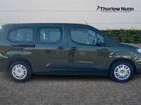 Używany Vauxhall Combo Design Edition 100 kW (136 KM) 2024 Zielony Minivan