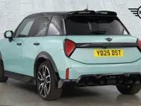 Usado Mini Cooper Hatch 113 kW (154 CV) 2025 Verde Utilitario