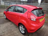 Usado Ford Fiesta Zetec 82 HP (60 kW) 2013 Vermelho Citadino