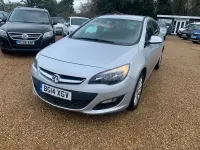 Usado Vauxhall Astra 165 CV (121 kW) 2014 Plateado Familiar