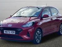 Begagnad Hyundai i10 Advanced 63 HK (46 kW) 2025 Röd Halvkombi