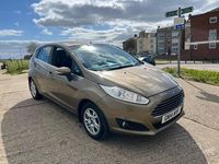 Usado Ford Fiesta Zetec 95 HP (69 kW) 2014 Castanho Citadino