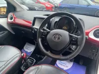 Usado Toyota Aygo 68 CV (50 kW) 2018 Blanco Utilitario