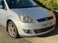 Usado Ford Fiesta Ghia 79 HP (58 kW) 2007 Prateado Citadino