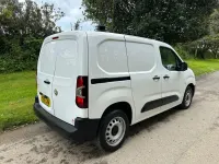 Usado Vauxhall Combo 100 HP (73 kW) 2019 Branco Monovolume