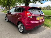 Begagnad Ford Fiesta Titanium 2013 Röd Halvkombi