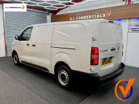 Second-hand Vauxhall Vivaro S 100 CP (73 kW) 2023 Alb Monovolum