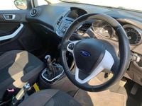 Used Ford Fiesta Zetec 101 HP (74 kW) 2016 White Hatchback