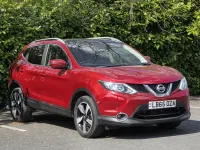 Usado Nissan Qashqai N-TEC 115 CV (84 kW) 2016 Rojo SUV