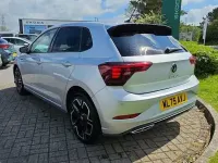 Usado VW Polo R-line 95 CV (69 kW) 2025 Plateado Utilitario