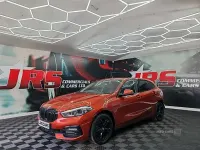 Begagnad BMW 116 Sport Line 2023 Orange Halvkombi
