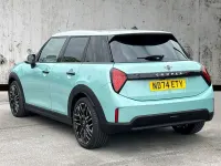 Begagnad Mini Cooper Exclusive 2024 Grön Halvkombi