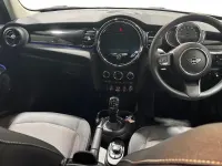 Usado Mini Cooper Classic 134 HP (98 kW) 2022 Cinzento Citadino