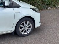 Used Toyota Yaris Hybrid 101 HP (74 kW) 2013 White Hatchback