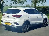 Używany MG ZS Exclusive 111 KM (81 kW) 2023 Biały SUV