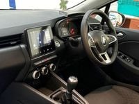 Used Renault Clio V Iconic 90 HP (66 kW) 2022 White Hatchback