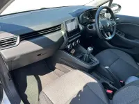 Used Renault Clio Iconic 90 HP (66 kW) 2022 White Hatchback