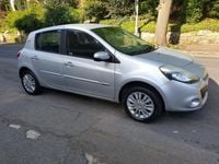 Usado Renault Clio II 75 HP (55 kW) 2011 Prateado Citadino