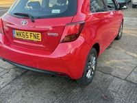 Used Toyota Yaris 69 HP (50 kW) 2015 Red Hatchback