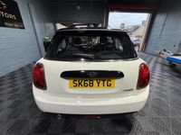 Usado Mini Cooper Hatch 136 CV (100 kW) 2018 Blanco Utilitario