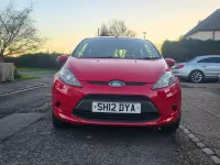 Usado Ford Fiesta 82 CV (60 kW) 2012 Rojo Utilitario