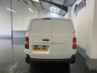 Usado Vauxhall Vivaro 150 HP (110 kW) 2024 Branco Monovolume