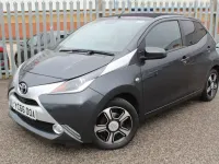 Usado Toyota Aygo X-clusiv 69 HP (50 kW) 2016 Cinzento Citadino