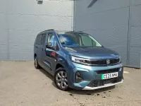 Usado Vauxhall Combo Ultimate 100 kW (136 CV) 2025 Azul Monovolumen
