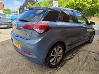 Begagnad Hyundai i20 Premium 84 HK (61 kW) 2015 Blå Halvkombi