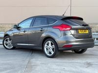 Begagnad Ford Focus Zetec 2015 Grå Halvkombi
