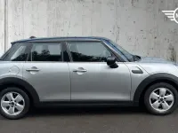 Usado Mini Cooper Classic 134 HP (98 kW) 2023 Prateado Citadino