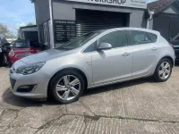 Usado Vauxhall Astra SRi 130 CV (95 kW) 2013 Plateado Utilitario
