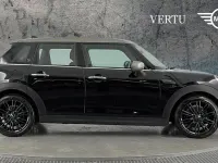 Usado Mini Cooper Exclusive 134 CV (98 kW) 2022 Negro Utilitario