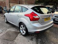 Begagnad Ford Focus Zetec 2012 Silver Halvkombi