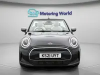 Usado Mini Cooper Cabriolet Exclusive 136 HP (100 kW) 2021 Preto Cabrios