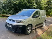 Usado Citroën Berlingo 100 CV (73 kW) 2023 Plateado Monovolumen
