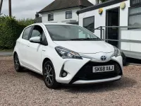 Used Toyota Yaris 100 HP (73 kW) 2018 White Hatchback