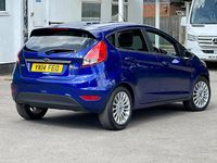 Begagnad Ford Fiesta Titanium 2014 Blå Halvkombi