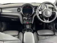 Usado Mini Cooper Exclusive 134 CV (98 kW) 2022 Negro Utilitario